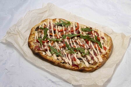 Пинза (пицца) с ветчиной и беконом