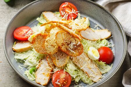 Салат цезарь с курицей