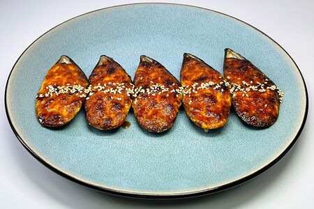 Мидии запеченные под острым соусом