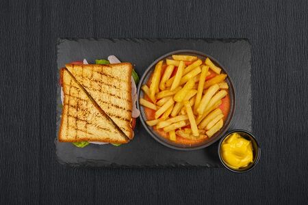 Сэндвич с курицей, овощами и картофелем фри