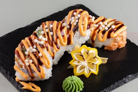 Авторский ролл с крабом, креветкой и семгой