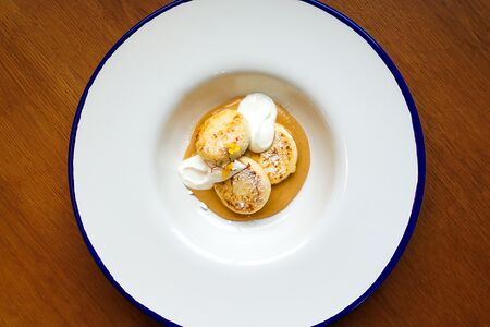 Сырники со сметаной и муссом из сгущёнки