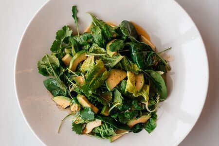 Зеленый салат с авокадо