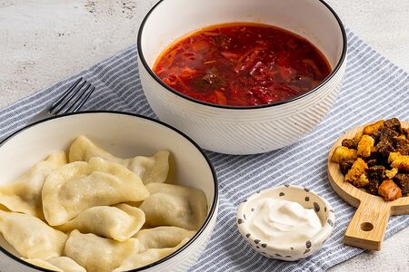 Вареники с картошкой и мясом, борщ, сметана и сухарики