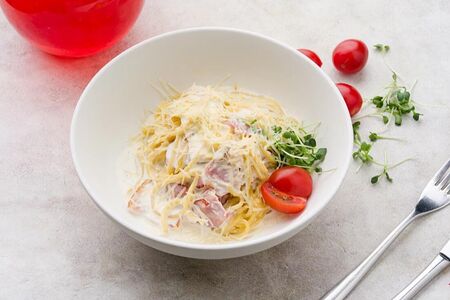 Спагетти Карбонара с беконом, желтком и сыром пармезан