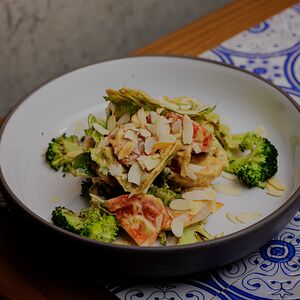Салат с креветкой и соусом Спайси