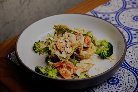 Салат с креветкой и соусом Спайси