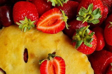 Сладкий пирог с клубникой