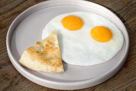 Глазунья из двух яиц с фокаччей