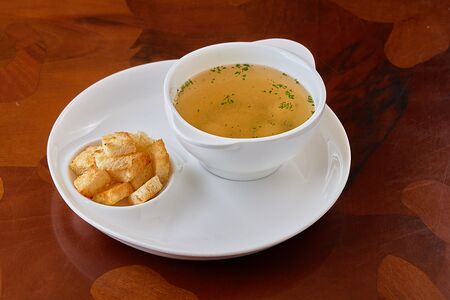 Бульон куриный с птитимом, яйцом перепёлки и овощами