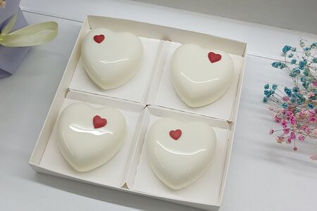 Муссовые пирожные ассорти белые с шоколадными сердечками