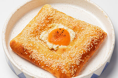 Сырная лепешка, оливковая тапенада, желток