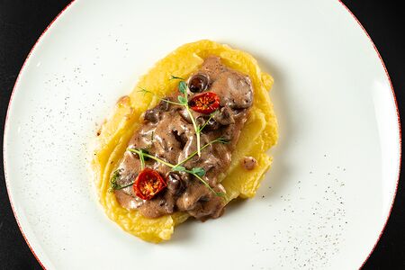 Говядина в горчичном соусе с маслинами и картофелем