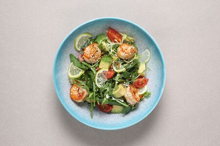 Салат с креветкой и авокадо