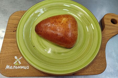 Пирожок с яйцом и луком