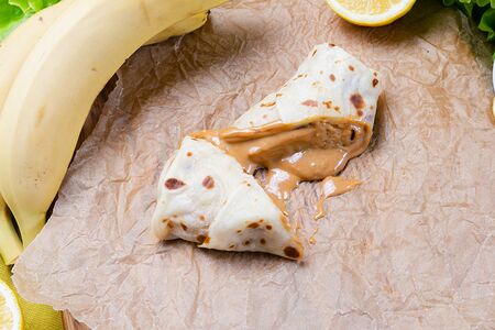 Блинчик с бананом и вареной сгущенкой