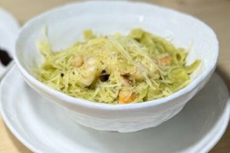 Паста с креветками, чесноком и песто