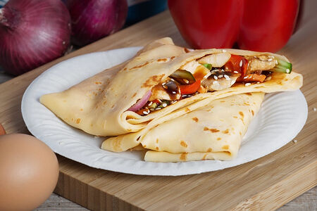 Блин с куриной грудкой и соусом терияки