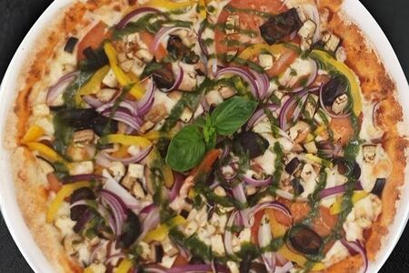 Пицца с овощами и соусом песто