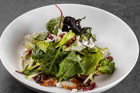 Салат с угрем, цукини и гранатом