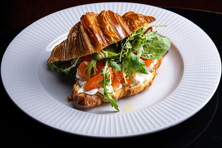 Круассан со слабосоленым лососем