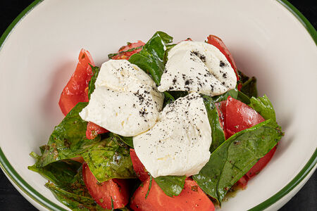 Салат с томатами и домашним сыром