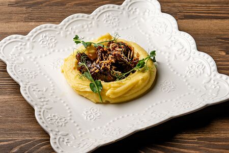 Говяжьи щечки в соусе из темного кваса с картофельным пюре