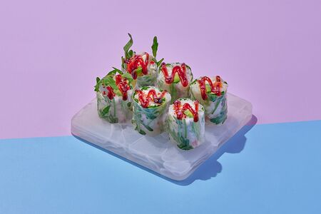 Лосось-ролл в рисовой бумаге