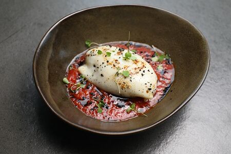 Кальмар, фаршированный овощами