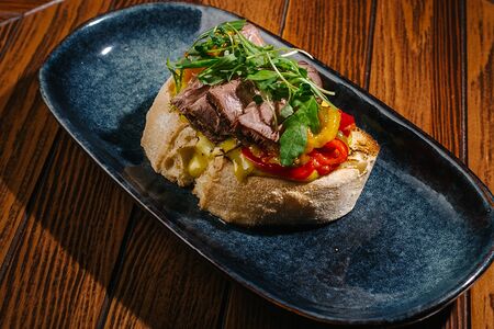 Брускетты с ростбифом