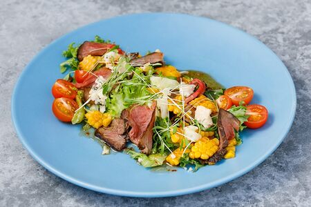 С ростбифом и кукурузой