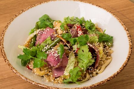 Жареный рис с говядиной, овощами и яицом