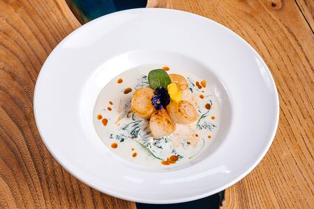 Сахалинские гребешки со шпинатом в сливочно-винном соусе