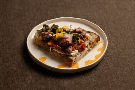 Брускетта с ростбифом