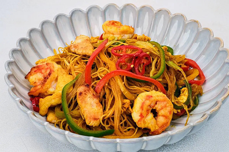 Лапша по-сингапурски с курицей и креветками