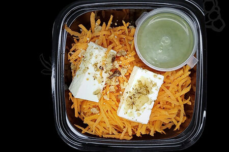 Морковный салат с брынзой, орехом и соусом песто