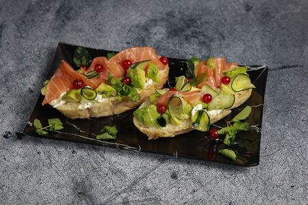 Брускетта с лососем