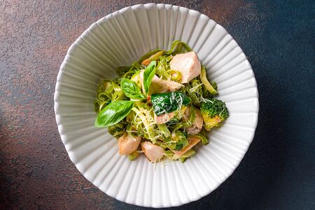 Паста Тальятелле со шпинатом, брокколи и лососем