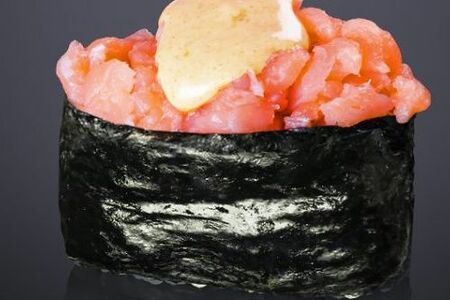 Острый Гункан с копченым лососем