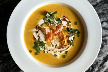 Крем-суп из тыквы с креветками и сыром страчателла