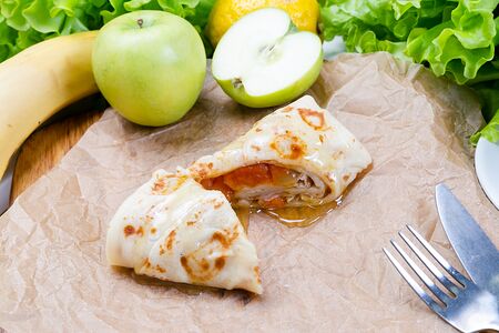 Блинчик с яблоком, курагой и медом