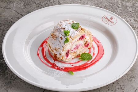 Меренговый рулет с малиной