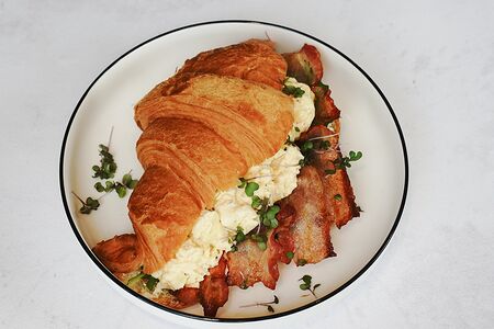 Круассан с беконом и скрэмблом