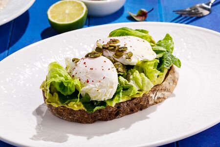 Зеленый тост с авокадо