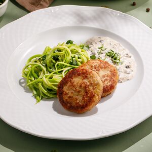 Куриные котлеты с грибным соусом и лапшой из цукини