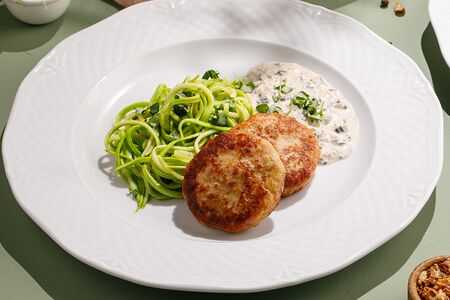Куриные котлеты с грибным соусом и лапшой из цукини