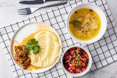 Гуляш с картофельным пюре, Винегрет и суп-лапша