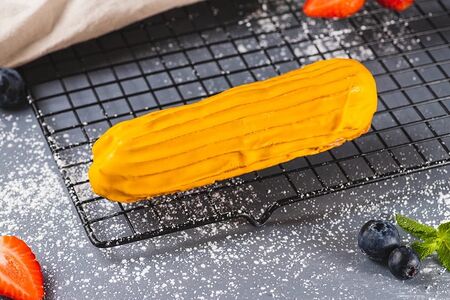 Эклер с манговым кремом