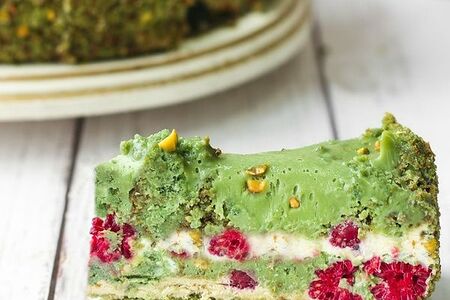 Торт фисташково-малиновый