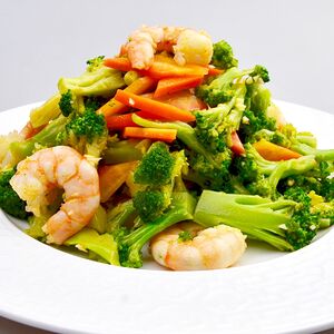 Салат из брокколи с креветками в горчичном соусе